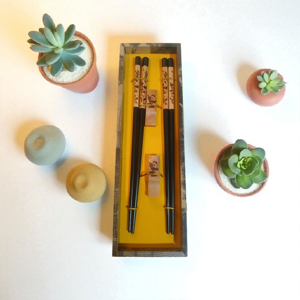 NIB - Set of 2 Chopsticks & 2 Wooden Rests, Bamboo With Panda Bears